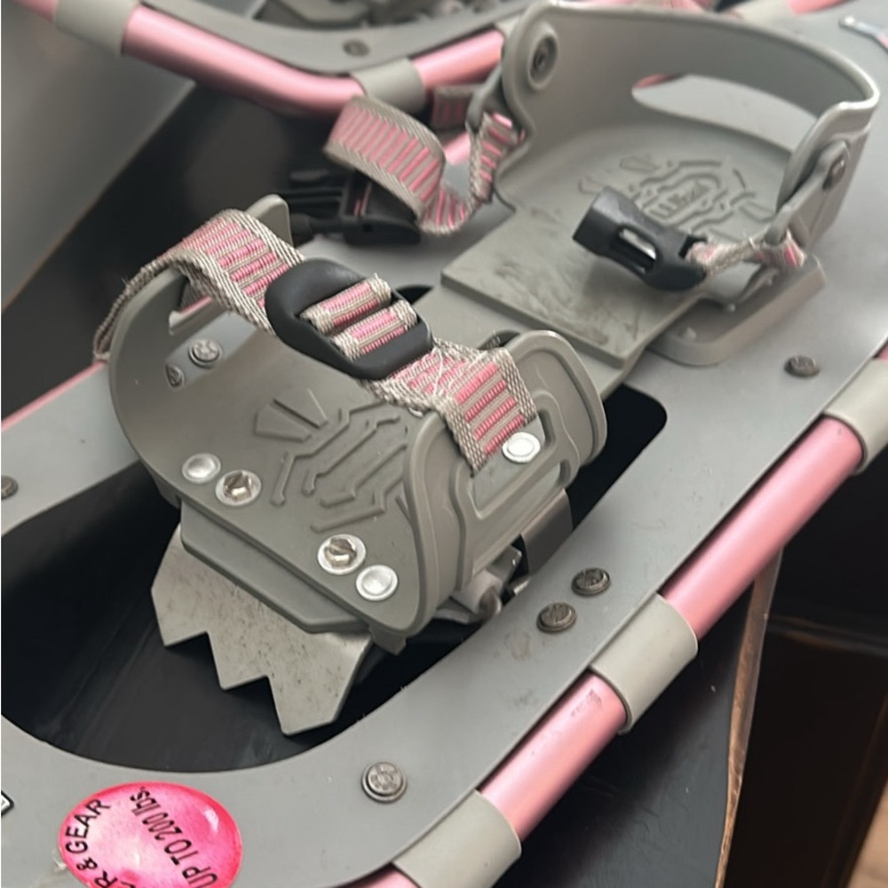 Size 8 snow shoes.  In excellent condition. Worn only once.